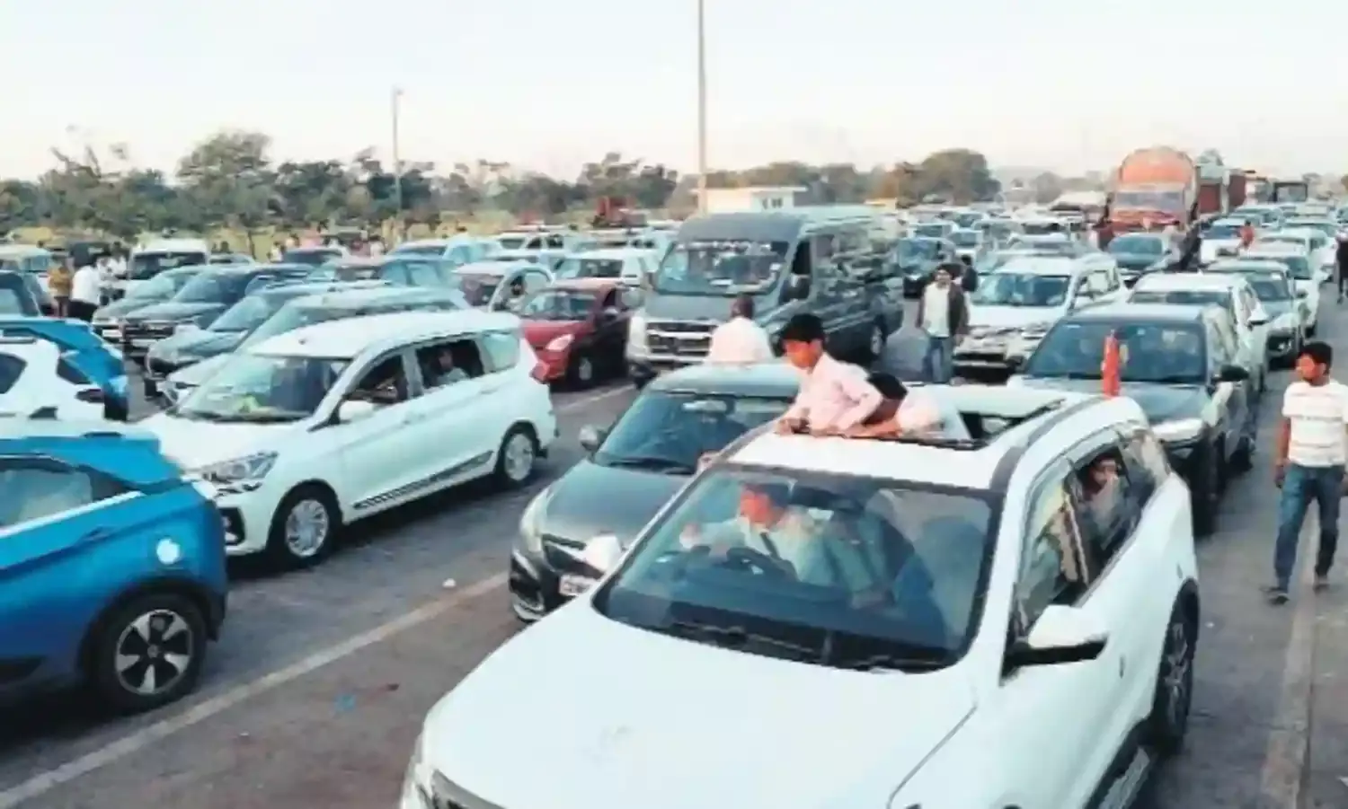 हाईवे पर थमी रफ्तार, नागपुर रूट के वाहनों को बहोरीपार के टोल पर रोका