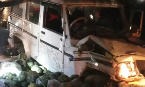 स्टेट हाइवे पर पिकअप और बोलेरो की भिड़ंत, मां-बेटे समेत 3 की मौत