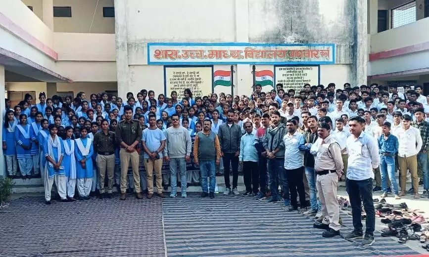 बघवार स्कूल पहुंचकर पुलिस ने दी सायबर सुरक्षा संबधी जानकारी बघवार स्कूल पहुंचकर पुलिस ने दी सायबर सुरक्षा संबधी जानकारी