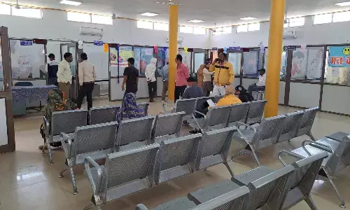 ओपीडी प्रारंभ होने के ढाई घंटे बाद भी डॉक्टर के चार चेंबर खाली ओपीडी प्रारंभ होने के ढाई घंटे बाद भी डॉक्टर के चार चेंबर खाली