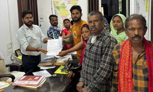 चांपा सरपंच के खिलाफ एसडीएम को सौंपा पत्र