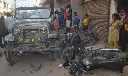 नाबालिग ने बाजार में तूफानी रफ्तार पर जीप दौड़ाकर महिला को मारी टक्कर नाबालिग ने बाजार में तूफानी रफ्तार पर जीप दौड़ाकर महिला को मारी टक्कर