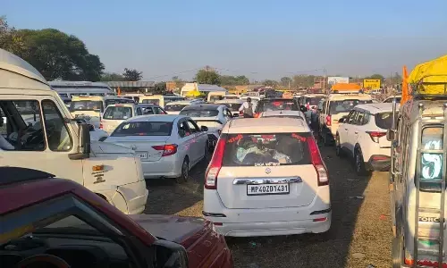 प्रयागराज तक मुश्किल भरा सफर,  24 घंटे में पूरी नहीं हो पा रही 3 सौ किलोमीटर की यात्रा प्रयागराज तक मुश्किल भरा सफर,  24 घंटे में पूरी नहीं हो पा रही 3 सौ किलोमीटर की यात्रा