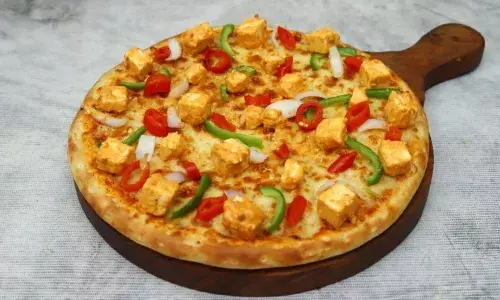 मार्केट जैसा टेस्टी एंड चीजी पनीर पिज्जा घर पर, इस रेसिपी को करेंगे फॉलो तो लोग करते रह जाएंगे आपकी तारीफ मार्केट जैसा टेस्टी एंड चीजी पनीर पिज्जा घर पर, इस रेसिपी को करेंगे फॉलो तो लोग करते रह जाएंगे आपकी तारीफ