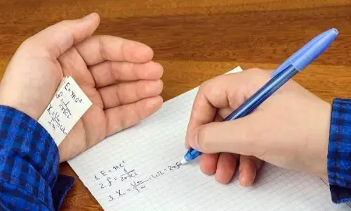 नकल कराते पकड़े गए शिक्षक और कर्मचारी तो होंगे बर्खास्त