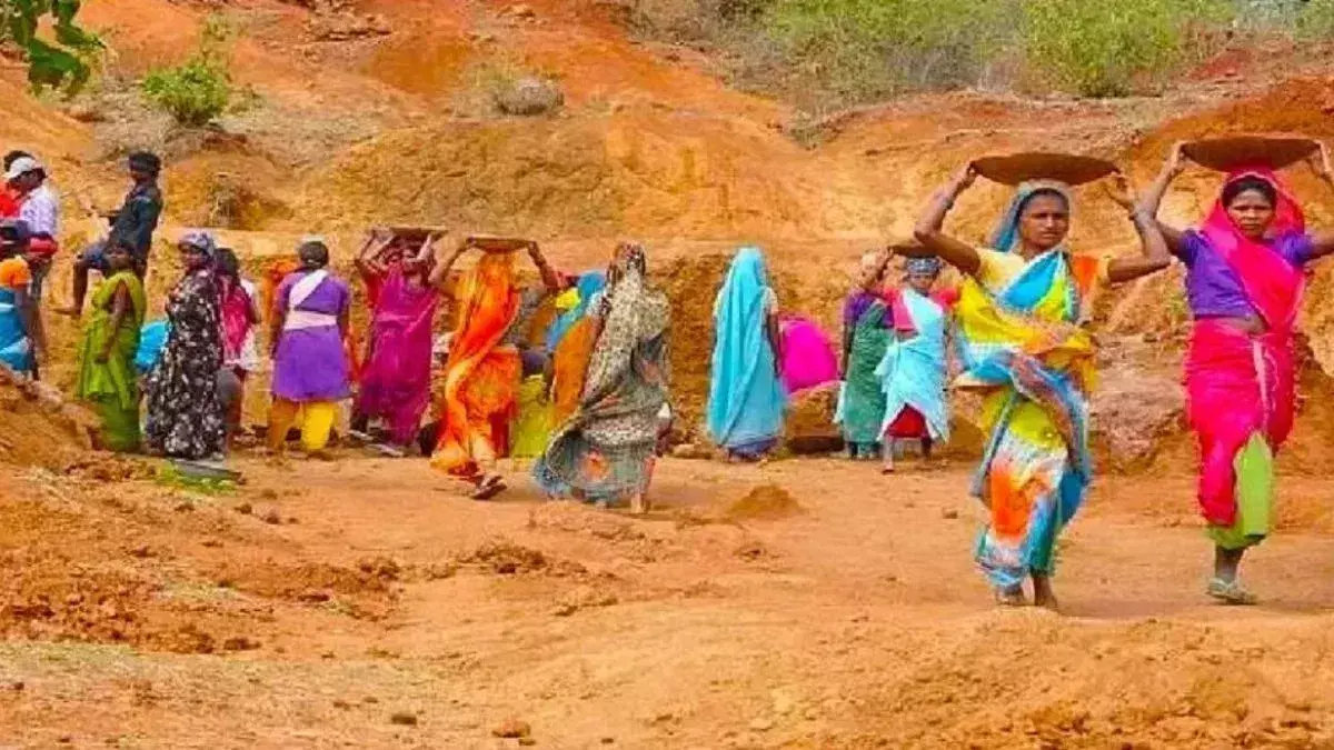 मनरेगा के तहत काम करने वाले श्रमिकों की संख्या में भारी गिरावट, रोजगार पाने वालों की संख्या कम
