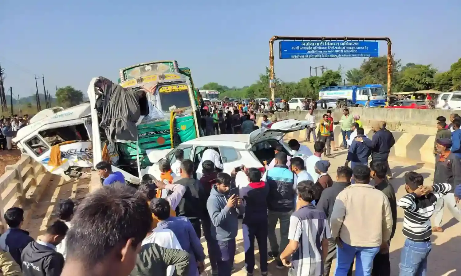 ट्रैवलर के पीछे आ रही कार को भी ट्रक ने मारी थी टक्कर