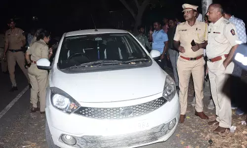 शराब पीकर कार में सोये युवक की दम घुटने से मौत शराब पीकर कार में सोये युवक की दम घुटने से मौत