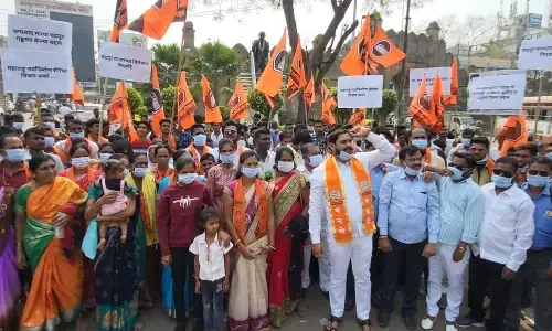 गड्ढे व धूल प्रदूषण के खिलाफ मनसे ने मास्क बांटकर किया प्रदर्शन