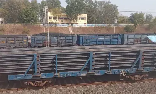 सिंहपुर रेलवे स्टेशन में पटरी पार कर ट्रेन पकडऩे विवश यात्री