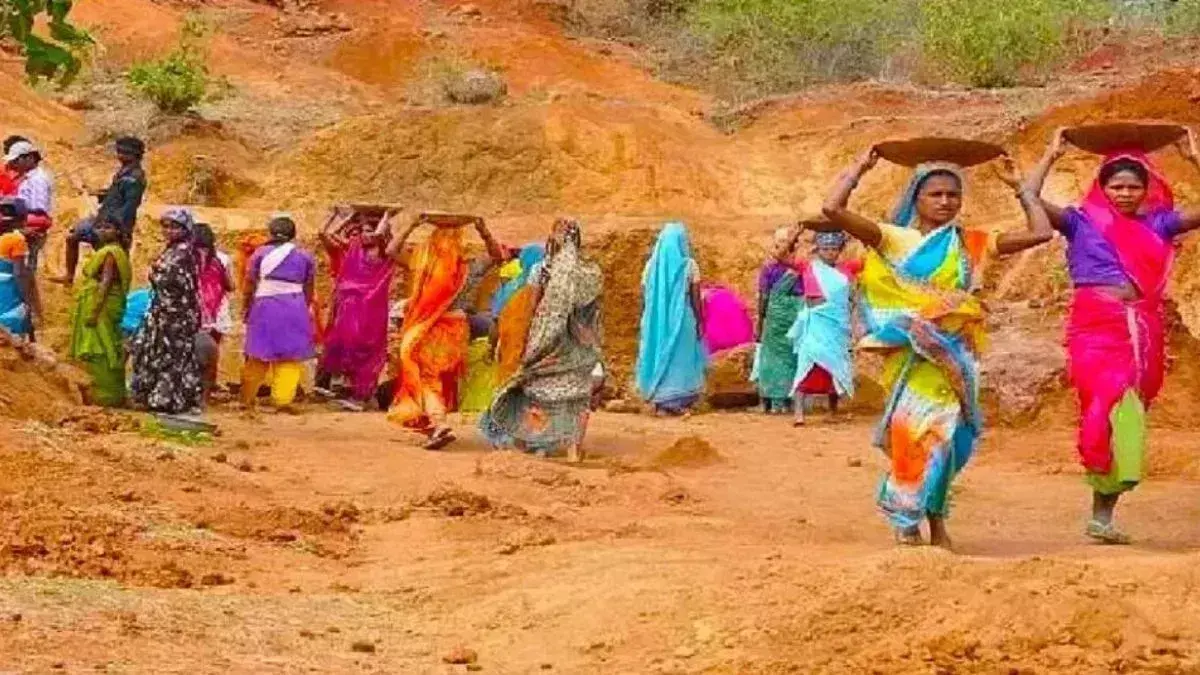 मनरेगा के तहत काम करने वाले श्रमिकों की संख्या में भारी गिरावट, रोजगार पाने वालों की संख्या कम