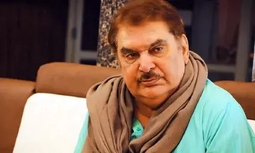 एक्टर रजा मुराद ने रणवीर इलाहबादिया की लगाई क्लास, कहा - आप मां-बाप के बेडरूम में घुस रहे हैं