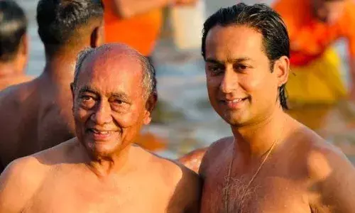 दिग्विजय सिंह ने बेटे जयवर्धन सिंह के साथ महाकुंभ में लगाई डूबकी, हाल ही में प्रयागराज में हुई भगदड़ पर व्यक्त किया दुख