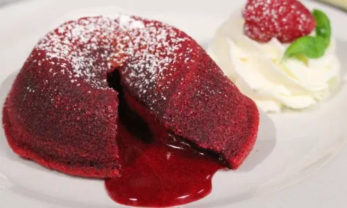 इस वैलेंटाइन डे को मनाएं और भी खास तरीके से, घर पर ही बनाएं अपने पार्टनर के लिए रेड वेल्वेट लावा केक