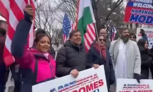 पद छोड़ो, पद छोड़ो! हत्यारा यूनुस, हत्यारा यूनुस, ट्रंप-मोदी की मुलाकात से पहले बांग्लादेशियों का मोहम्मद यूनुस के खिलाफ प्रदर्शन