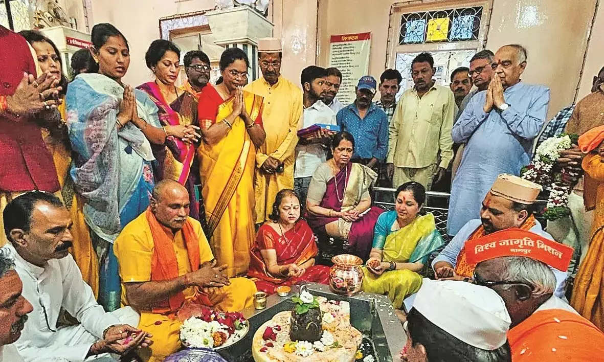 महाकुंभ के पवित्र संगम जल का आगमन, दर्शन के लिए उमड़ी रही भीड़