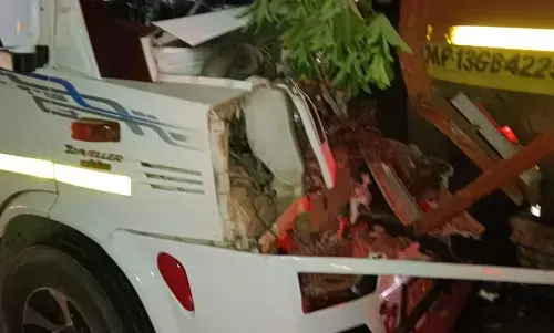 प्रयागराज से महाराष्ट्र लौट रहे श्रद्धालुओं के वाहन की ट्रक से भिड़ंत, 6 घायल प्रयागराज से महाराष्ट्र लौट रहे श्रद्धालुओं के वाहन की ट्रक से भिड़ंत, 6 घायल