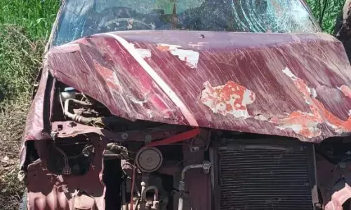 कार की ठोकर से महिला की मौत, आक्रोशित परिजन ने सडक़ पर लगाया जाम कार की ठोकर से महिला की मौत, आक्रोशित परिजन ने सडक़ पर लगाया जाम