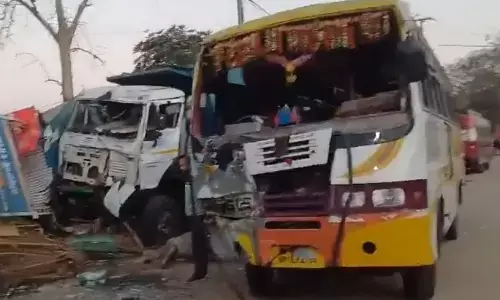 नौसिखिए दौड़ा रहे भारी वाहन, दो बसों को ठोकर मारने के बाद दुकान में जा घुसा हाइवा