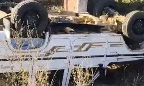 बिलासपुर से कुंभ स्नान को जा रहे युवकों का वाहन पलटा