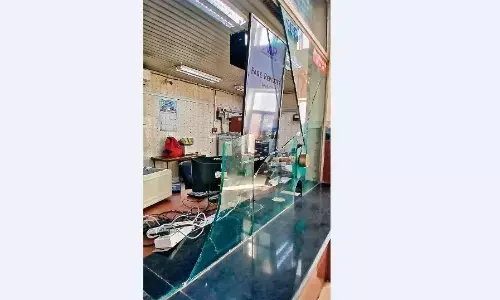 युवक ने देर रात टिकट बुकिंग काउंटर के कांच तोड़े फिर भीतर घुसकर मचाया हंगामा