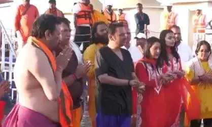 सीएम फडणवीस ने त्रिवेणी संगम में लगाई आस्था की डुबकी, पत्नी अमृता फडणवीस भी रही साथ मौजूद सीएम फडणवीस ने त्रिवेणी संगम में लगाई आस्था की डुबकी, पत्नी अमृता फडणवीस भी रही साथ मौजूद