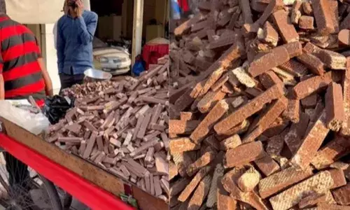 एक पैकेट नहीं बल्कि किलो के भाव से मिलती है चॉकलेट, दुकानों पर नहीं ठेले पर बेचते हैं लोग एक पैकेट नहीं बल्कि किलो के भाव से मिलती है चॉकलेट, दुकानों पर नहीं ठेले पर बेचते हैं लोग