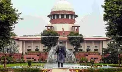 शीर्ष कोर्ट में राजनीतिक दलों को आरटीआई के दायरे में लाने की याचिका, केंद्र और ईसी से मांगा जवाब शीर्ष कोर्ट में राजनीतिक दलों को आरटीआई के दायरे में लाने की याचिका, केंद्र और ईसी से मांगा जवाब