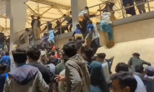 टूर्नामेंट की शुरुआत के पहले फिर एक बार सुरक्षा को लेकर घिरा पाकिस्तान, ओपनिंग सेरेमनी के दौरान दीवार पार कर स्टेडियम में घुंसे लोग, वायरल हो रहा वीडियो