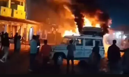 सड़क हादसे के बाद हुआ जमकर बवाल, गुस्साई भीड़ ने वाहनों को किया आग के हवाले, कई पुलिसवाले हुए चोटिल