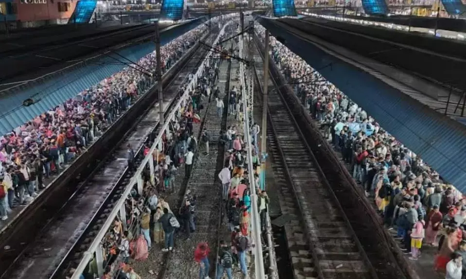 नई दिल्ली रेलवे स्टेशन पर बड़ा हादसा, प्रयागराज महाकुंभ जाने वालों की उमड़ी भयंकर भीड़, दम घुटने से कई लोग बेहोश