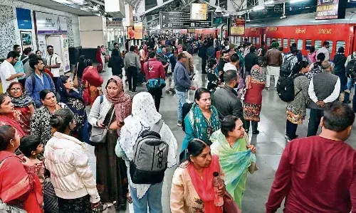 पुणे के लिए फ्लाइट नहीं, नियमित ट्रेन भी एक कंफर्म टिकट की मारामारी, यात्री हो रहे परेशान