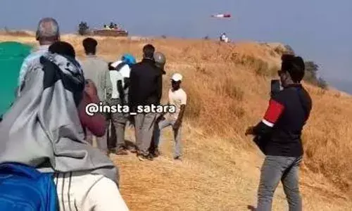 ट्रैफिक से बचने के लिए इस स्टूडेंट ने कर दी सारी हदें पार, पैराग्लाइडिंग करके पहुंचा अपने कॉलेज, लोग देखकर हो गए हैरान!