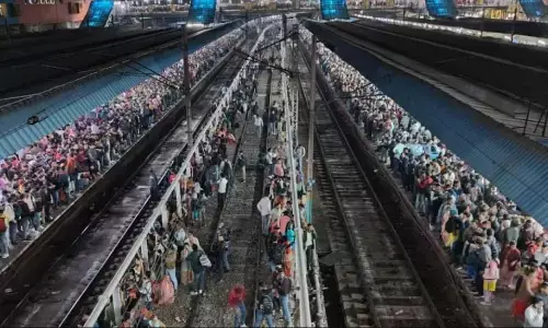 नई दिल्ली रेलवे स्टेशन पर बड़ा हादसा, प्रयागराज महाकुंभ जाने वालों की उमड़ी भयंकर भीड़, दम घुटने से कई लोग बेहोश नई दिल्ली रेलवे स्टेशन पर बड़ा हादसा, प्रयागराज महाकुंभ जाने वालों की उमड़ी भयंकर भीड़, दम घुटने से कई लोग बेहोश