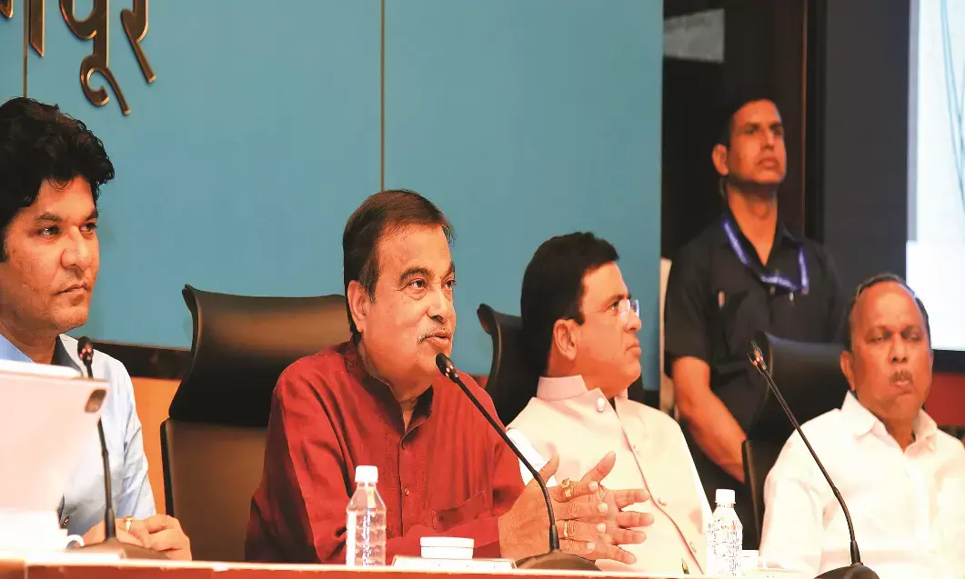 सरकारी योजनाओं में ढिलाई बरतने पर करें कड़ी कार्रवाई, गडकरी ने दिए निर्देश