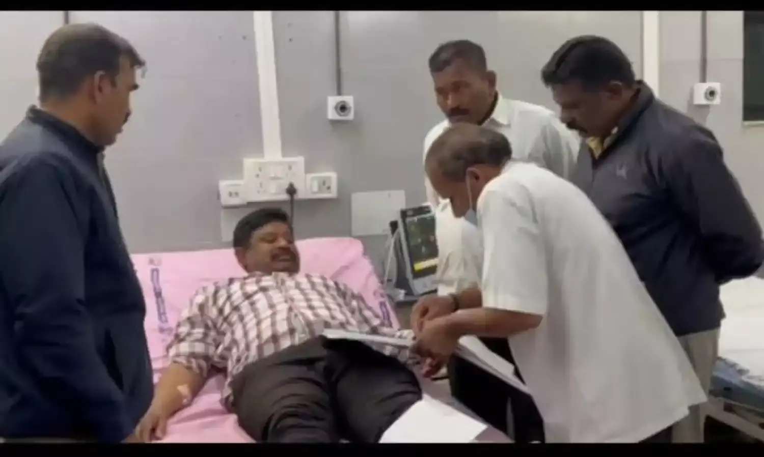 कुख्यात अपराधी को पकड़ने गई थी पुलिस, भड़के गांववालों ने अधिकारी को ही बना लिया बंधक