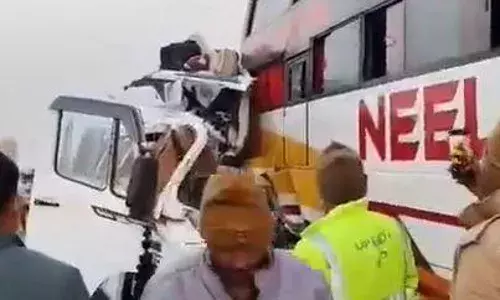 पूर्वांचल एक्सप्रेस पर दर्दनाक हादसा , 4 की मौत 19 घायल पूर्वांचल एक्सप्रेस पर दर्दनाक हादसा , 4 की मौत 19 घायल