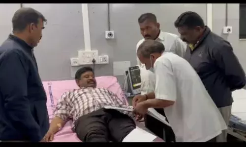 कुख्यात अपराधी को पकड़ने गई थी पुलिस, भड़के गांववालों ने अधिकारी को ही बना लिया बंधक