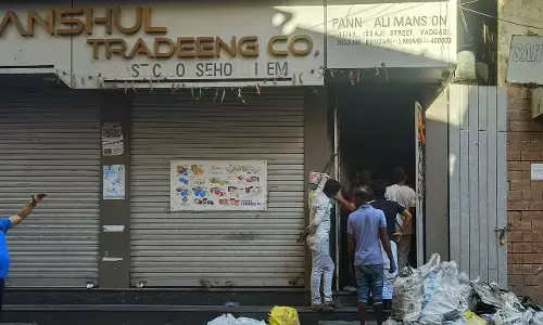 अवैध रूप से निर्मित इमारत में लगी आग, दो की मौत, 5 घायल - मनपा करेगी निरीक्षण