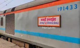 जाना था प्रयागराज पहुंच गए लखनऊ, समझगए न....इटारसी से डायवर्ट हुई काशी एक्सप्रेस