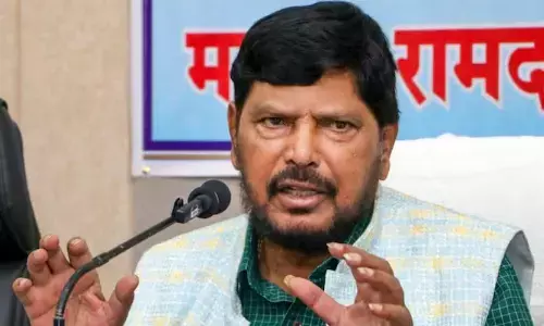 फडणवीस सरकार के विरोध में उतरे केंद्रीय मंत्री रामदास अठावले, बोले - अंतर धार्मिक विवाह को लव जिहाद कहना... फडणवीस सरकार के विरोध में उतरे केंद्रीय मंत्री रामदास अठावले, बोले - अंतर धार्मिक विवाह को लव जिहाद कहना...