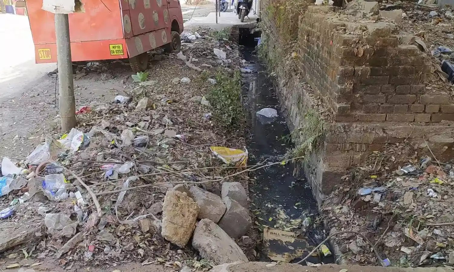 सीवर जाम की समस्या से जूझ रहे न्यू हाउसिंग बोर्ड कालोनीवासी, नगरपालिका उदासीन