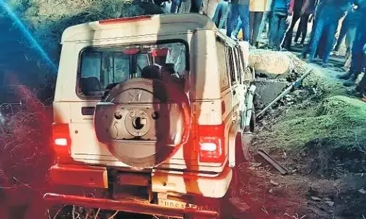 कुंभ से लौट रहे श्रद्धालुओं की कार खाई में जा गिरी, दंपति ने दम तोड़ा
