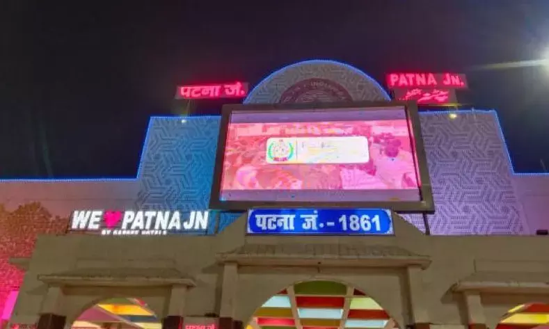 पटना रेलवे स्टेशन का डीएम और एसएसपी ने किया दौरा, भारी भीड़ की तैयारियों का लिया जायजा