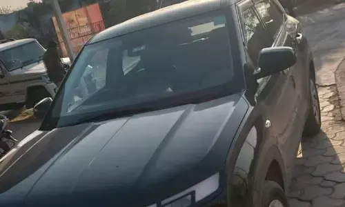 बाइक सवार बदमाशों ने दिनदहाड़े कार पर की फायरिंग