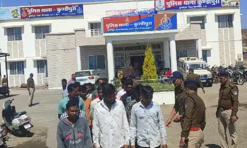 गुंडों से कराई परेड, अनुशासन में रहने दी सीख, कुंडीपुरा टीआई ने कहा- किसी को परेशान किया तो खैर नहीं गुंडों से कराई परेड, अनुशासन में रहने दी सीख, कुंडीपुरा टीआई ने कहा- किसी को परेशान किया तो खैर नहीं