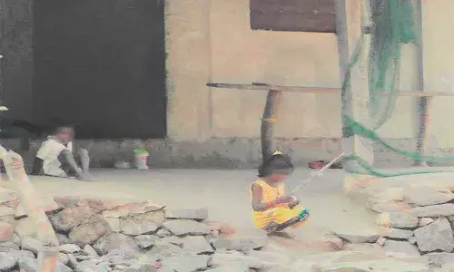 सरकार बता रही मॉडल गांव, लेकिन पालघर जिले के इस गांव में बुनियादी सुविधाओं का भारी अभाव