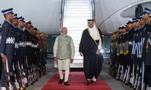 कतर के अमीर शेख पहुंचे दिल्ली के पालम टेक्निकल एयरपोर्ट, पीएम मोदी ने खुद किया रिसीव