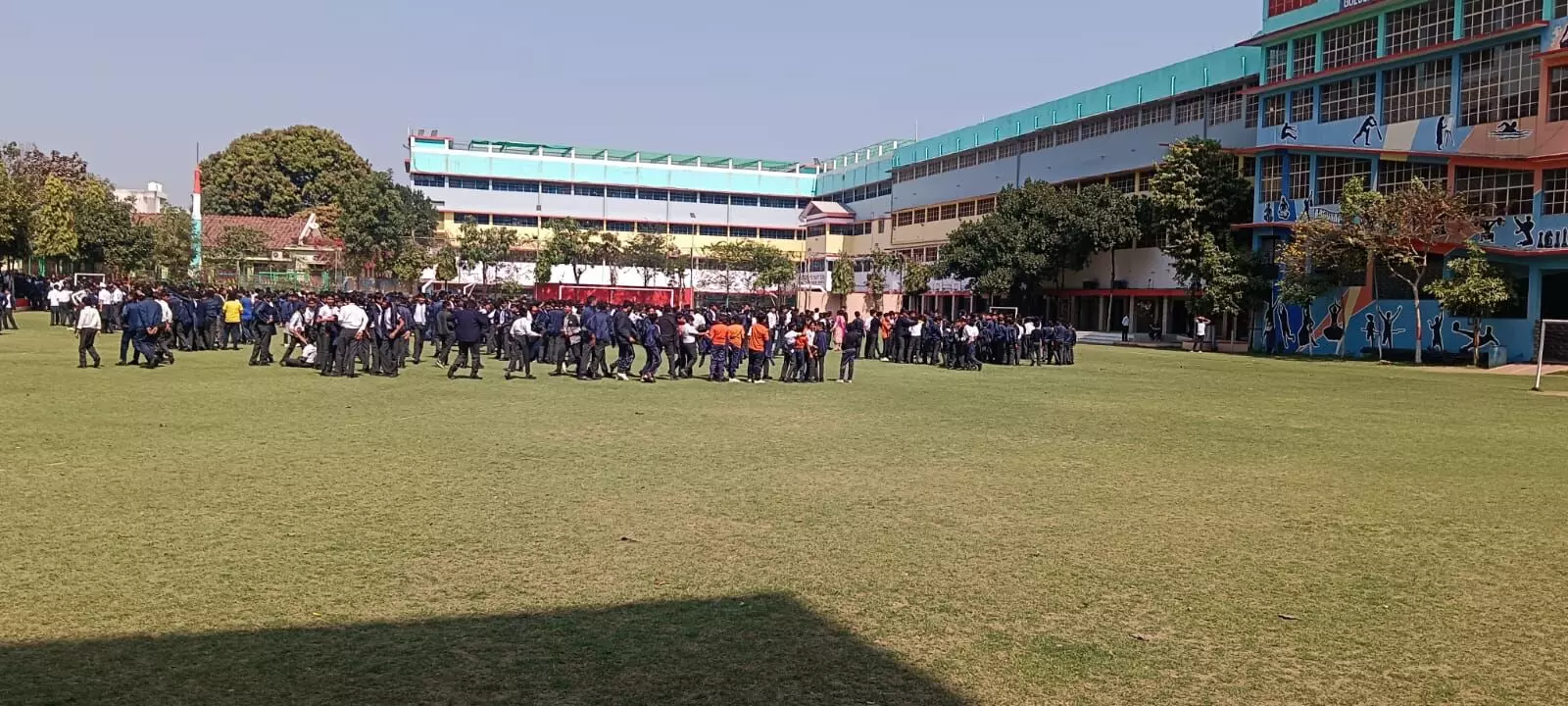 स्कूल को बम से उड़ाने की धमकी, एग्जाम रोककर छात्रों काे बाहर निकाला, बम स्कावड ने पूरी बिल्डिंग खंगाली स्कूल को बम से उड़ाने की धमकी, एग्जाम रोककर छात्रों काे बाहर निकाला, बम स्कावड ने पूरी बिल्डिंग खंगाली