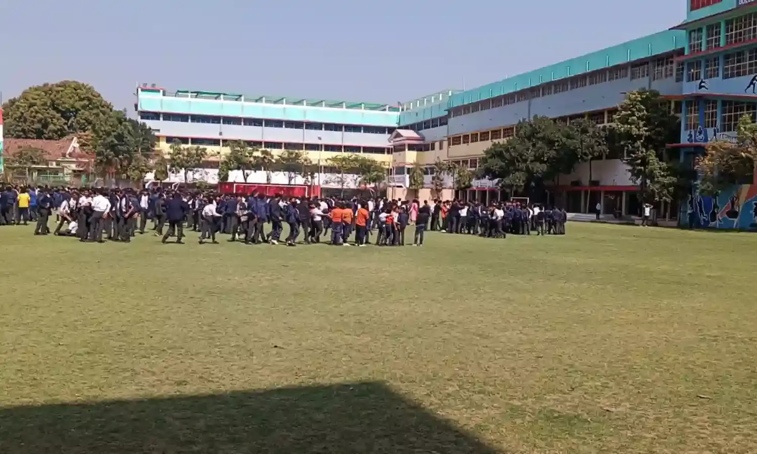 स्कूल को बम से उड़ाने की धमकी, एग्जाम रोककर छात्रों काे बाहर निकाला, बम स्कावड ने पूरी बिल्डिंग खंगाली